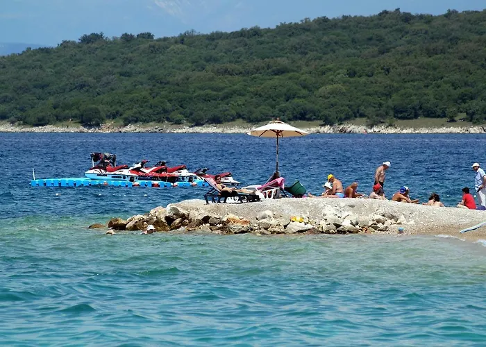 Апартаменты With Parking Space Njivice, Krk - 5325