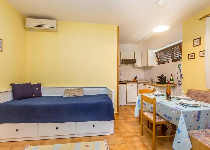 With Parking Space Njivice, Krk - 5325 Апартаменты Нивице