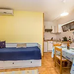 With Parking Space Njivice, Krk - 5325 Appartamento Njivice